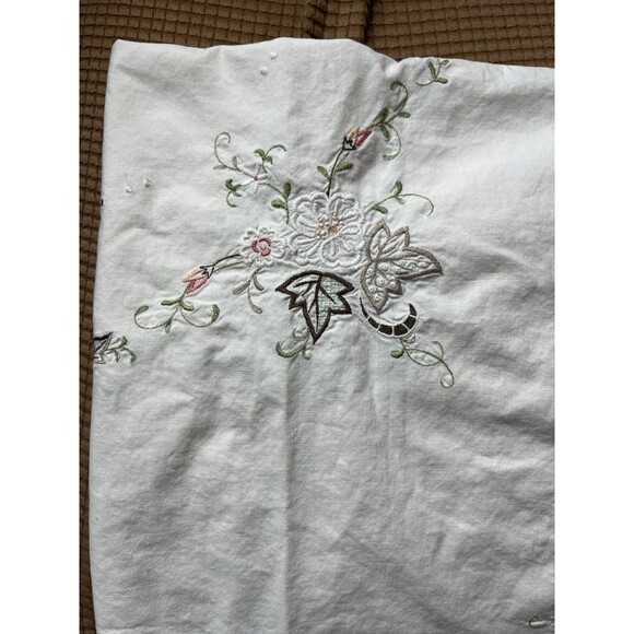 Vintage Embroidered Table Cover 29x33 White White Flower Vines Leaf - Picture 6 of 9